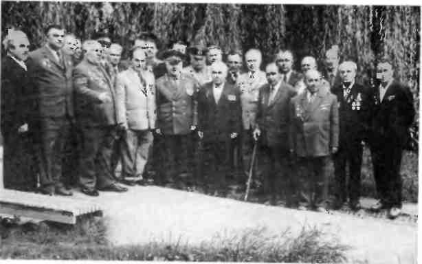 Встреча ветеранов В центре А И Родимцев и П М Шафаренко 1976 г - фото 30