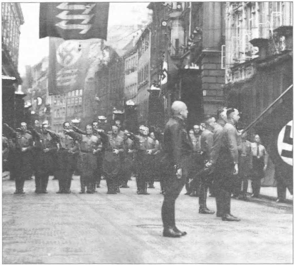Адольф Гитлер в сопровождении старой гвардии ветеранов неудавшегося - фото 9