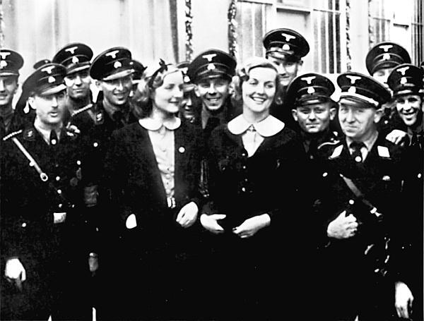 Британские аристократки Диана и Юнити Митфорд среди членов нацистской партии - фото 9