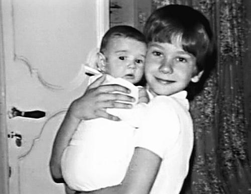 Маленький Люк на руках у старшего брата Шона После краха семейной жизни Одри - фото 142