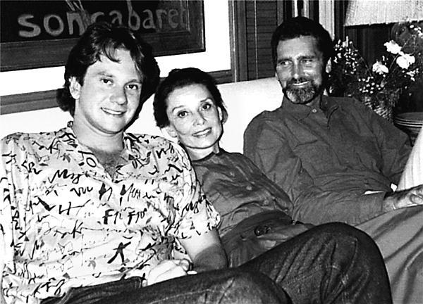 Одри Хепберн с сыном Шоном и любимым мужчиной Робертом Волдерсом Без матери я - фото 144