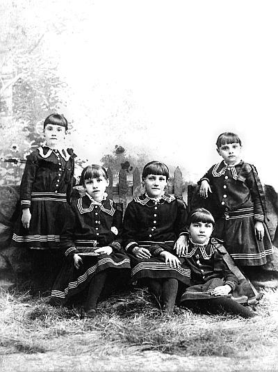 Таким могло быть детство Габриэль Бонер и ее сестер Французские девочки Фото - фото 2