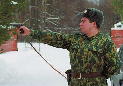 На штатной армейской кобуре для пистолета Макарова предусмотрены карман для - фото 2