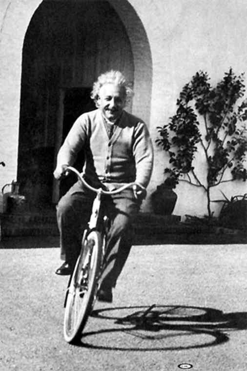 Эйнштейн продолжил работать над квантовой идеей в 1920х гг но он был глубоко - фото 24