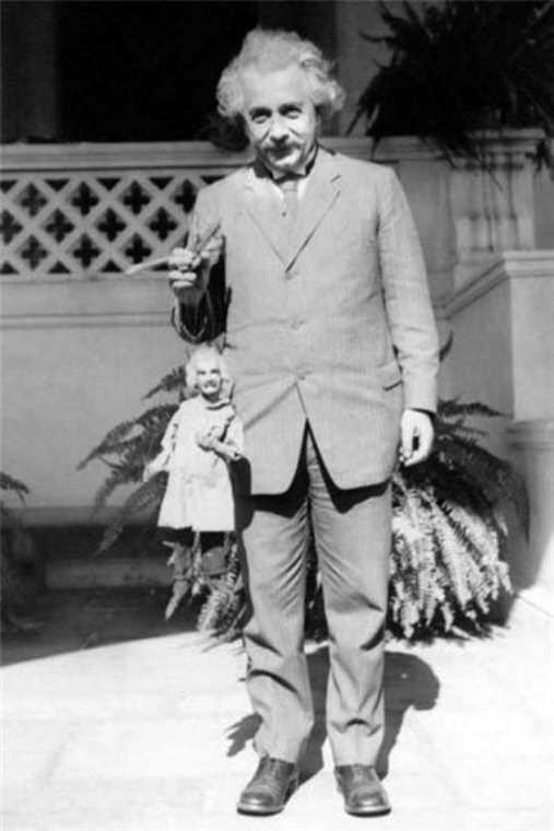 Альберт Эйнштейн с куклой изображающей его самого вскоре после переезда в - фото 25