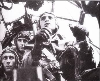 Трое из четырех членов экипажа бомбардировщика Ju88A1 из KG71 позируют - фото 15