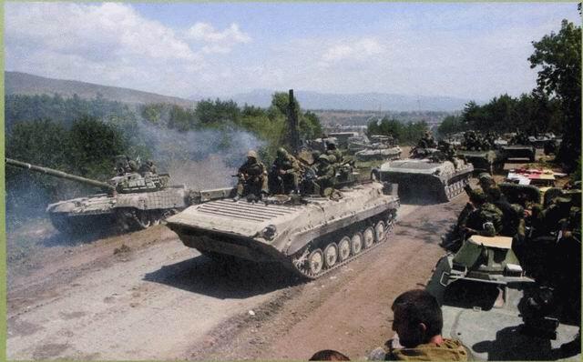 БМП2 одного из подразделений 58й армии на марше во время конфликта в Осетии в - фото 2