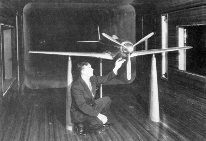 Луис Вэйт инспектирует деревянную модель Р51 в масштабе I к 4 в - фото 3