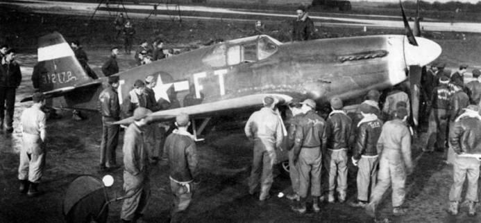 Экипажи 401й бомбардировочной группы осматривании один из новых P5IB 354й - фото 77