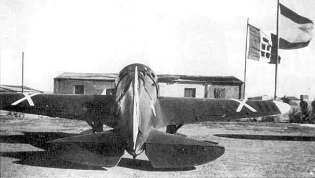 На летном поле авиационной школы в Реусе развевалось два флага испанский и - фото 43