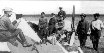 Советские и монгольские офицеры позируют ни фоне обломков сбитого японского - фото 33