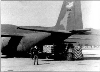 Разгрузка груза с гуманитарной помощью самолет C130E Геркулес КИС США - фото 9