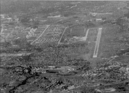 Снимок аэродрома Сараево сделан из кабины военнотранспортного Геркулеса ВВС - фото 12
