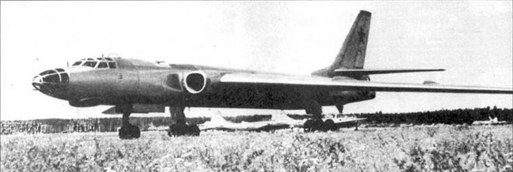 Второй прототип Ту16 за ним на летном поле видны бомбардировщики Ту4 Bull - фото 2