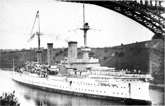 Крейсера Виктория Луизе после модернизации слева и Фюрст Бисмарк в - фото 85