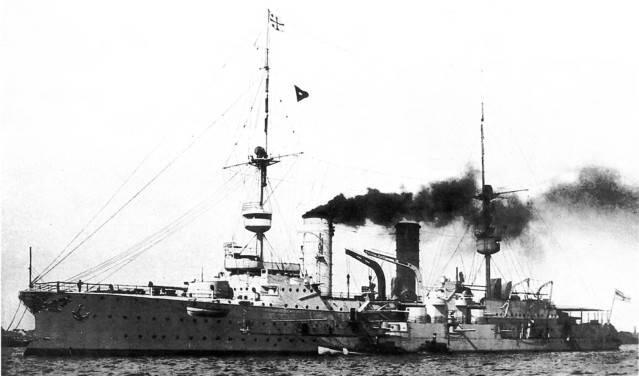 На фото вверху и справа крейсер Принц Генрих в различные периоды службы - фото 89