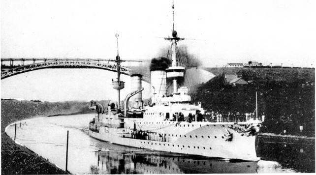 На фото слева крейсер Принц Генрих в различные периоды службы - фото 91