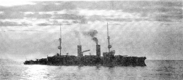 На фото слева крейсер Принц Генрих в различные периоды службы - фото 93
