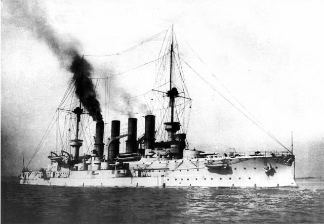 Крейсер Роон в различные периоды службы вверху На фото справа крейсер - фото 102