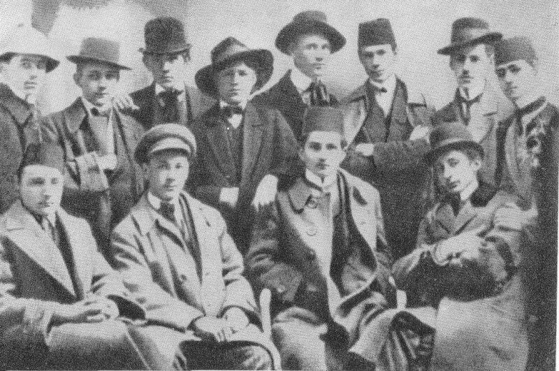 Стачечный комитет сараевской гимназии 1912 г Иво Андрич стоит второй справа - фото 2