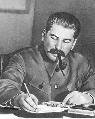 Невысокого роста и непримечательный с виду ИВ Сталин во время беседы - фото 1