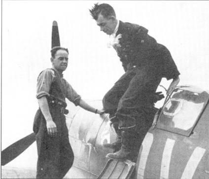 Джордж Анвин вылезает из кабины Спитфайра I К9853 после боевого вылета - фото 133