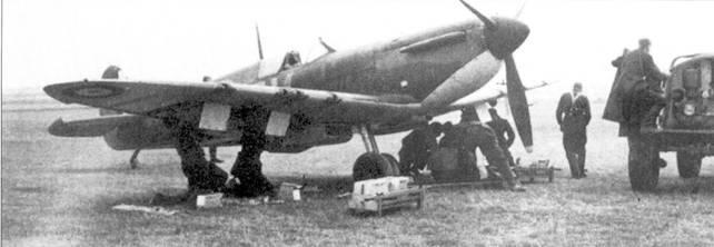 Спитфайр Мк I из 19й эскадрильи пополнение боекомплекта и заправка топливом - фото 135