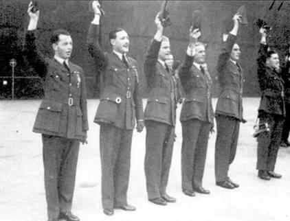 Шесть первых летавших на Спитфайрах асов приветствуют короля Георга VI после - фото 23