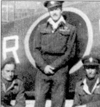 Командир 40й эскадрильи южноафриканских ВВС подполковник Р Роджерс стоит в - фото 25