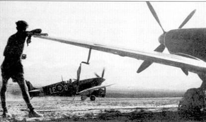 Истребитель Спитфайр Mk IX из 242й эскадрильи выруливает на старт - фото 26