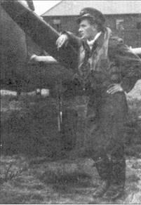 Флэгофицер Отто Смик из 222й эскадрильи позирует у своего истребителя - фото 32