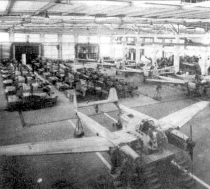 Сборочный цех разведчиков Fw189 А на заводе фирмы ФоккеВульф в Бремене - фото 13