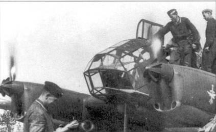 Наземный технический персонал готовит к полету разведчик Fw189 А из 7 Н 32 - фото 60