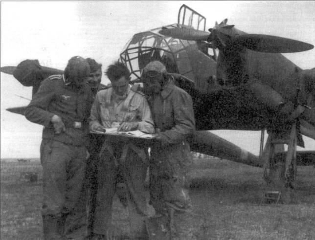 Экипаж разведчика Fw189 А1 одного из стаффелей люфтваффе обсуждает очередное - фото 62