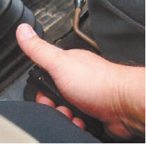 Рис 62 Кнопка на рычаге стояночного тормоза Рабочая тормозная система - фото 68