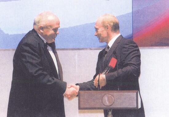 Президент РФ В В Путин вручает Е П Велихову премию Глобальная энергия за - фото 177