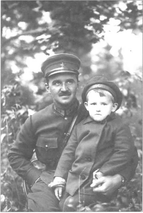 Леонид Григорьевич Петровский с дочерью Ольгой Орел 1930 г Комдив 14й - фото 31