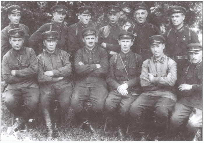 Командный состав 14й кавалерийской дивизии НовоградВолынский 1933 г С - фото 33