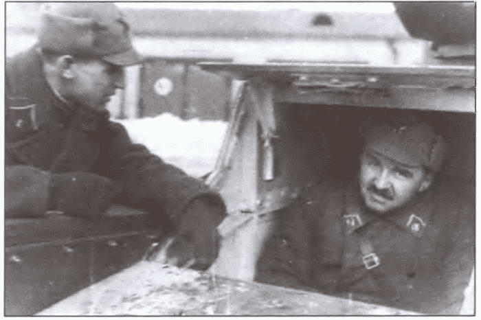 Комдив Петровский за изучением бронетанковой техники В танке Т26 Январь 1937 - фото 39