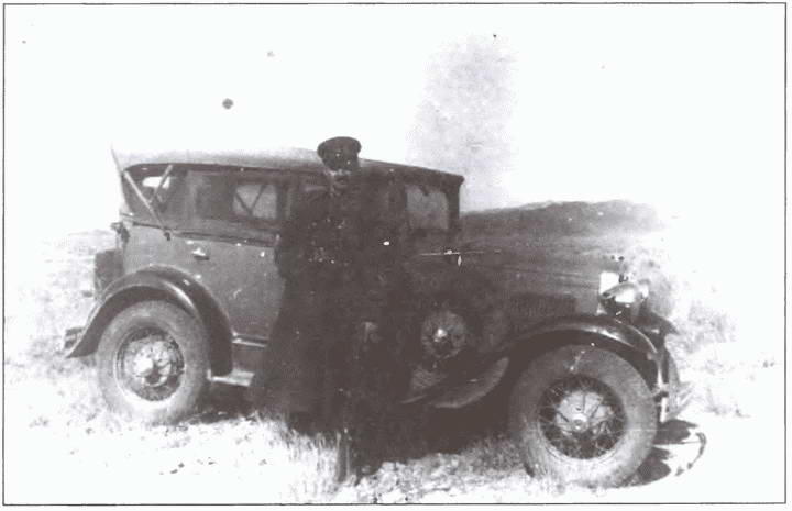 Комкор Л Г Петровский возле командирского автомобиля САВО Март 1938 г - фото 43