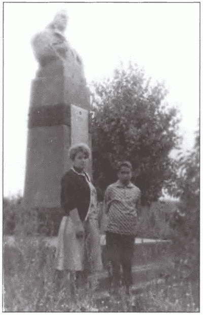 Ольга Леонидовна с сыном Леонидом названным так в честь отца у памятника - фото 46
