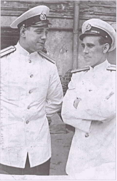 Командир дивизиона подводных лодок ЮА Федоров слева и ВИ Розанов Июль - фото 10