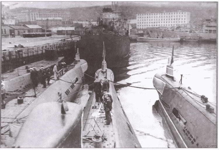 Подводные лодки у причала в Полярном Подводная лодка 641го проекта в море - фото 11