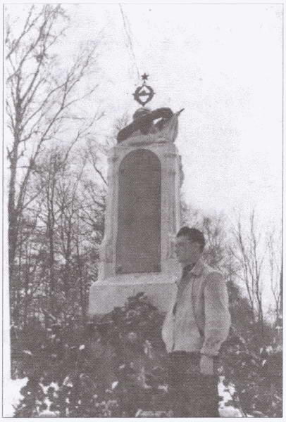 Вячеслав Кочетков у могилы погибших товарищей Кронштадт 1959 г Место - фото 14