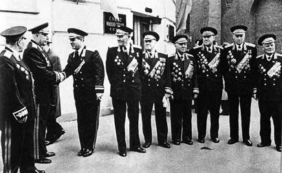 Генералполковник Семичастный представляется маршалам Слева направо - фото 42