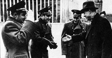 С космонавтами Юрием Гагариным Павлом Поповичем и Андрианом Николаевым 1965 - фото 45