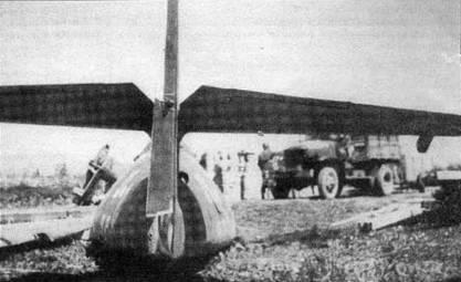 Фюзеляж сбитого Me 262 из JG 7 На заднем плане видны американские солдаты - фото 2