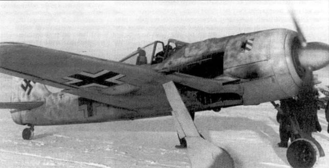 Начало 1943 года Пилот нового Fw 190A4 принадлежащего IJG 54 прогревает - фото 10
