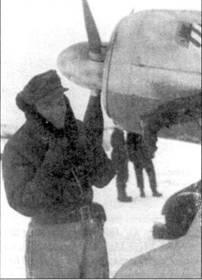 Укутавшийся в поднятый воротник пилот из IJG 54 позирует на фоне капота - фото 23