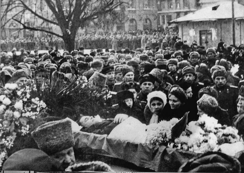 Похороны Черняховского Теплоход Генерал И Д Черняховский Памятник - фото 38